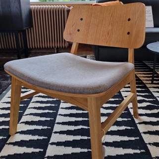Rowico lounge stol | Eg m. lysegråt stof sæde 